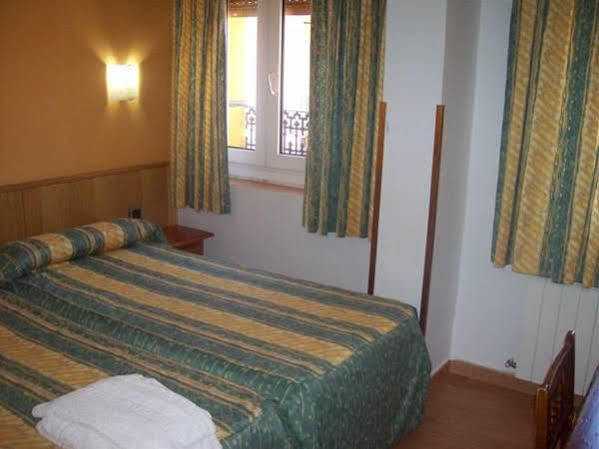 Hostal Muralla Plasence Extérieur photo